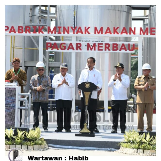 
 Presiden Jokowi Meresmikan Pabrik Minyak Makan Merah (Tengah) Menteri PUPR Basuki Hadimuljono, (Kiri) Pj Gubernur Sumut Hasanuddin (Kanan)