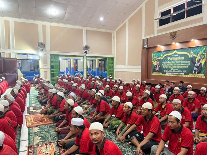 
 Momen Ramadhan, WBP Rutan Situbondo Khusyuk Sholat Tarawih dan Tadarus Bersama