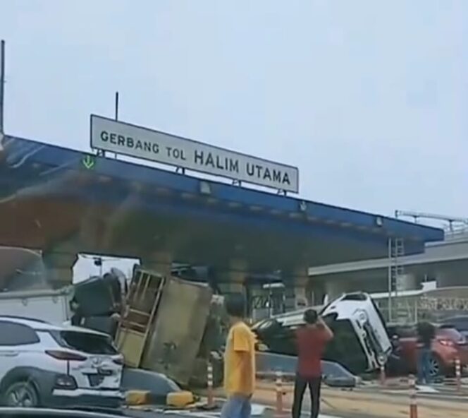 
 Kecelakaan Beruntun Terjadi di Gerbang Tol Halim, Jakarta Timur