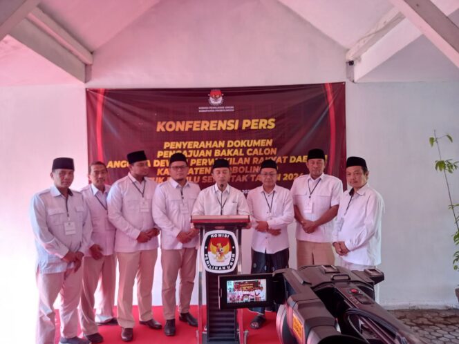 
 Jajaran kepengurusan DPC Partai Gerindra saat konferensi pers penyerahan berkas pengajuan bakal calon DPRD. [Sumber Foto: tim media DPC]