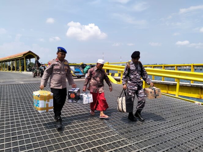 
 Polisi di Pos Operasi Ketupat Pelabuhan Jangkar Bantu Pemudik Angkut Barang Bawaan