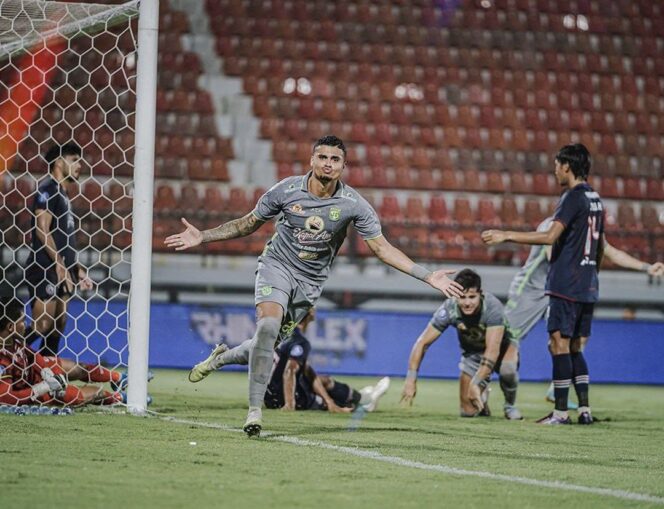 
 Yan Victor melakukan selebrasi usai menjebloskan bola ke gawang Arema FC menit ke-40. [Sumber Foto: Akun instagram Persebaya]