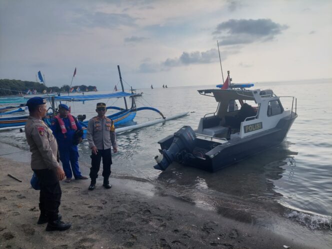 
 Jamin Keselamatan Pengunjung, Polres Situbondo Siagakan Kapal Patroli di Lokasi Wisata Pantai Pasir Putih