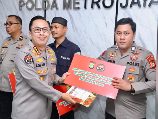 
 Kabid Humas Polda Metro Jaya Kombes Pol. Ade Ary Syam Indradi Memberikan Apresiasi Kepada Personel Yang Telah Menunjukkan Kinerja Yang Luar Biasa