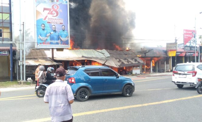 
 Kebakaran Hebat Terjadi di Simpang Lintas 6 Ruko Habis Dilahap Sijago Merah