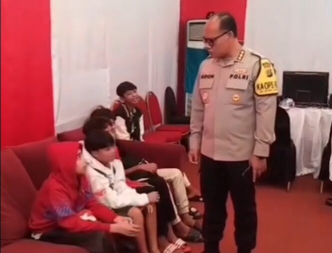
 Kapolres Metro Jakarta Utara Kombes Pol Gidion Arif Setyawan, S.I.K., S.H., M.Hum Saat Menerima Laporan Korban