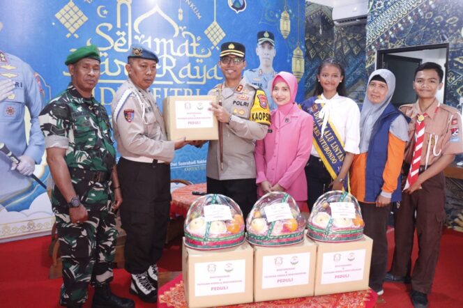 
 Kapolres Situbondo bersama Ketua Bhayangkari Berikan Bingkisan Lebaran kepada Personel yang Bertugas di Pos Operasi Ketupat Semeru 2024
