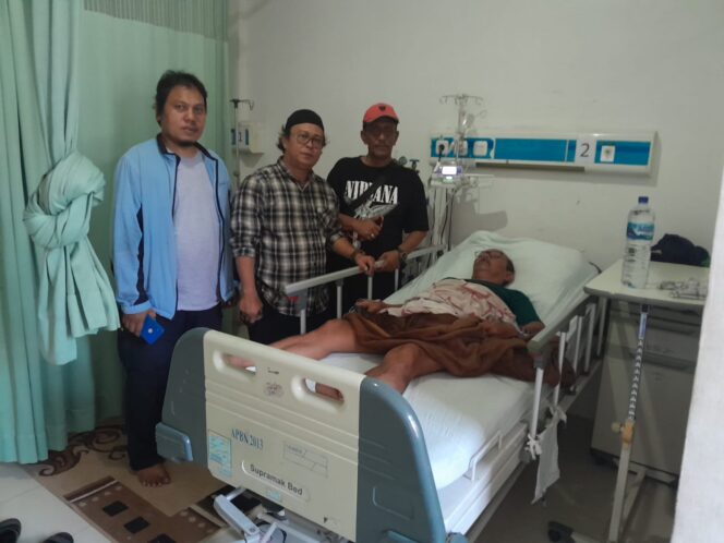 
 John Jabat Wartawan Senior Dari pimpinan Umum NewsSidak.com Masih Terbaring Lemas di Tempat Tidur Rumah Sakit Haji Medan