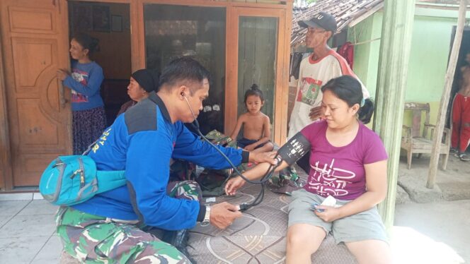 
 Satgas TMMD ke-120 Kodim 0823 Situbondo Berikan Sentuhan Kesehatan bagi Warga Dusun Polay