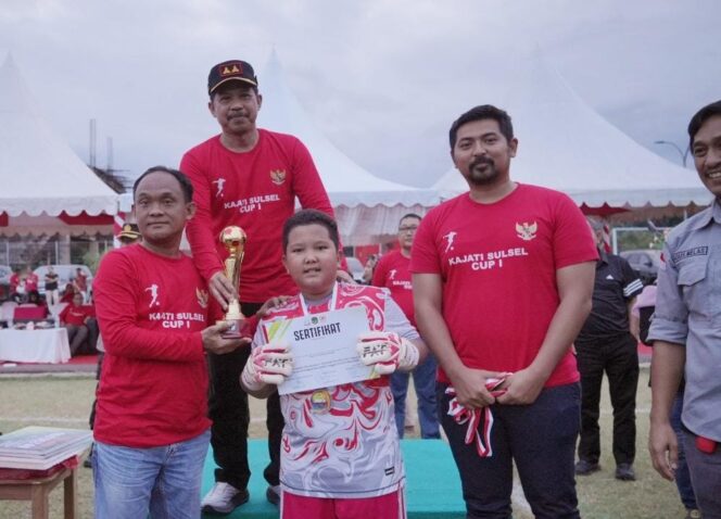 
 Agus Salim Menutup Turnamen Sepak Bola Kajati Sulsel Cup I 2024