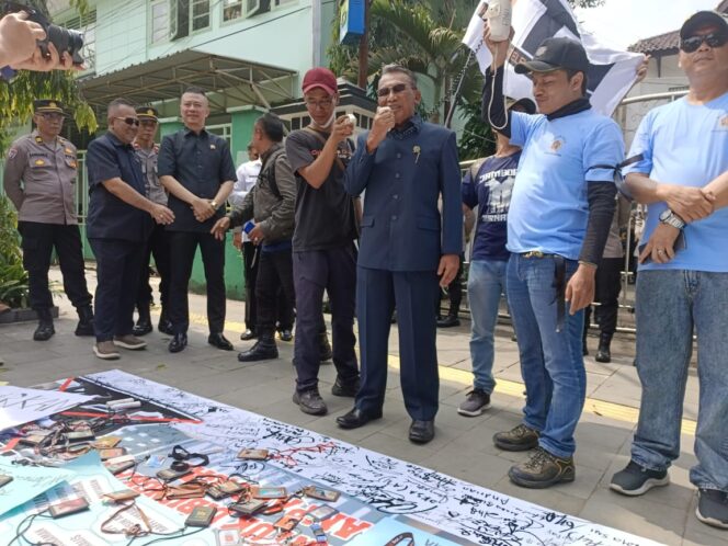 
 Aksi unjuk rasa menolak Rancangan Undang-Undang (RUU) Penyiaran bergema di seluruh Negeri, termasuk Sukabumi