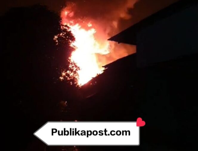 
 Terlihat Kumpulan Asap Dan Api Yang Membumbung Tinggi Akibat Ledakan Gudang Tabung Gas Elpiji Di Desa Sei Rotan