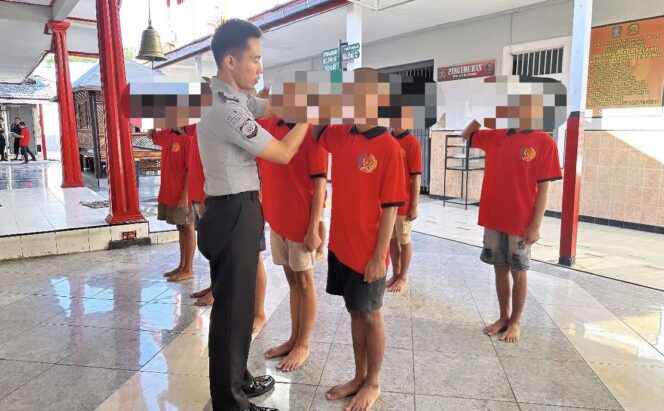 
 Tingkatkan Kedisiplinan, Pegawai Rutan Situbondo Berikan Pelatihan Baris Berbaris Kepada 9 Tahanan Anak